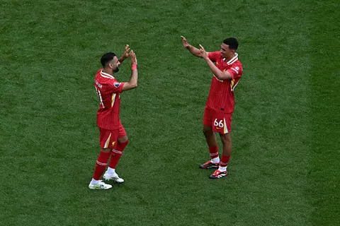 صلاح بدون أرنولد.. معاناة في غياب صانع التمريرات الذهبي